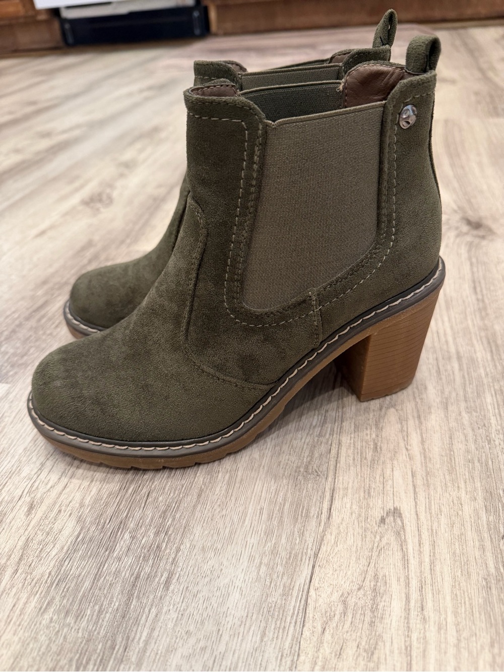 Boutique by Corkys Rocky Olive Green Chelsea Ankle Boots Size 7